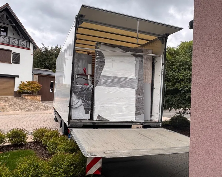 Sorgfältig verpackte Möbel beim Umzug